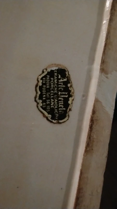 vaso antico in maiolica con fioriera con decorazioni in rilievo vaso antico in maiolica con fioriera con decorazioni in rilievo