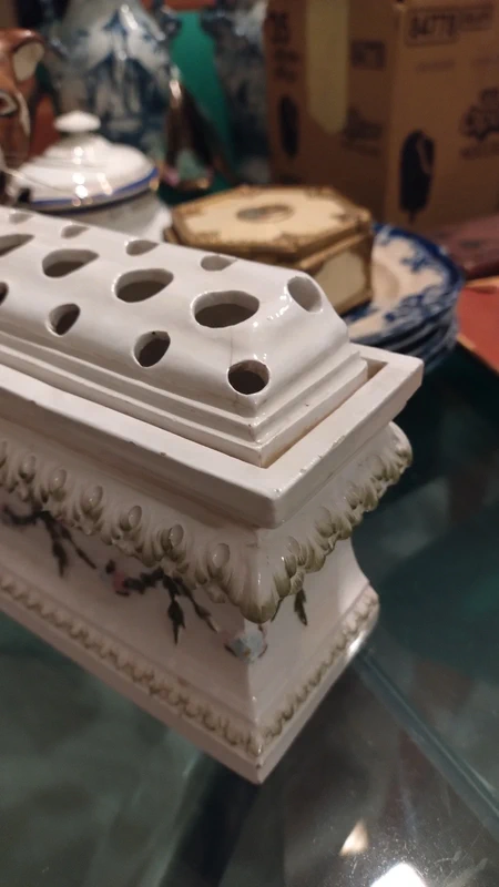 vaso antico in maiolica con fioriera con decorazioni in rilievo vaso antico in maiolica con fioriera con decorazioni in rilievo