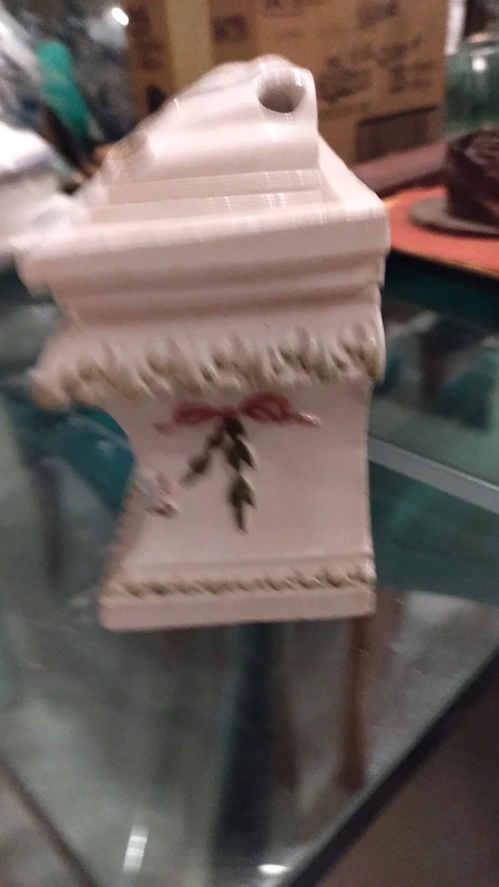 vaso antico in maiolica con fioriera con decorazioni in rilievo vaso antico in maiolica con fioriera con decorazioni in rilievo