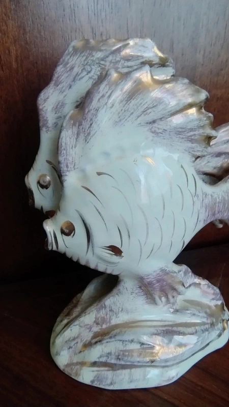bellissima coppia di pesci in ceramica crema dettagli oro bellissima coppia di pesci in ceramica crema dettagli oro