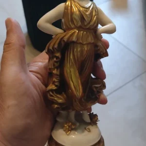 statuina di donna in porcellana bianca dorata