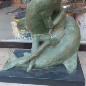 scultura terracotta donna con pesci