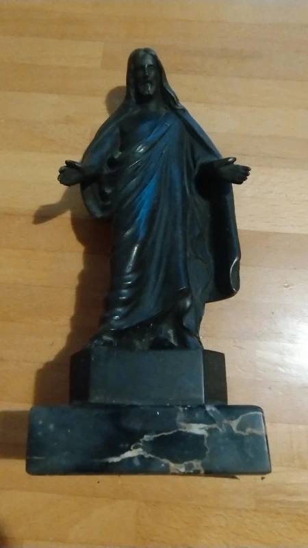 antica statua di gesù in bronzo su base marmo nero antica statua di gesù in bronzo su base marmo nero