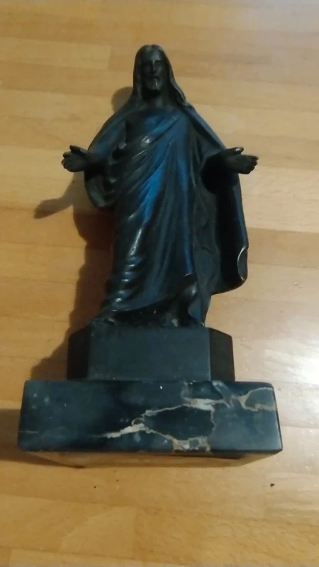 antica statua di gesù in bronzo su base marmo nero antica statua di gesù in bronzo su base marmo nero