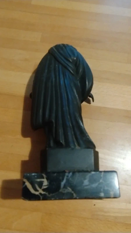 antica statua di gesù in bronzo su base marmo nero antica statua di gesù in bronzo su base marmo nero