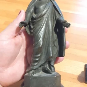 antica statua di gesù in bronzo su base marmo nero