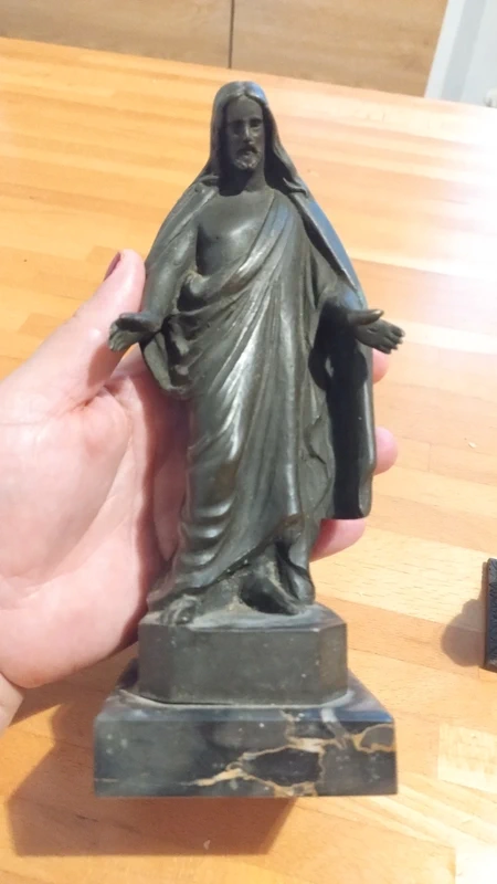 antica statua di gesù in bronzo su base marmo nero antica statua di gesù in bronzo su base marmo nero