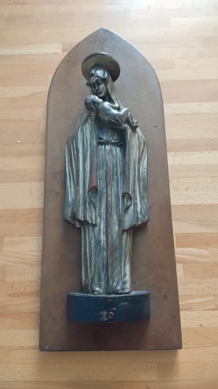 madonna con bambino in ceramica argentata su lastra di legno da appendere madonna con bambino in ceramica argentata su lastra di legno da appendere