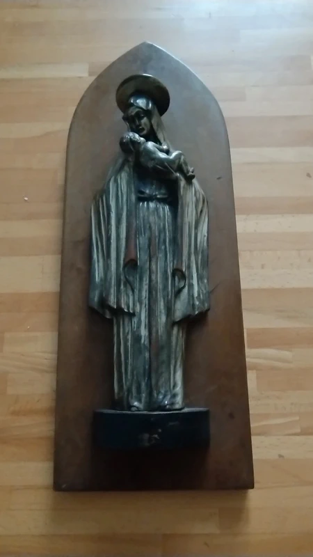 madonna con bambino in ceramica argentata su lastra di legno da appendere madonna con bambino in ceramica argentata su lastra di legno da appendere
