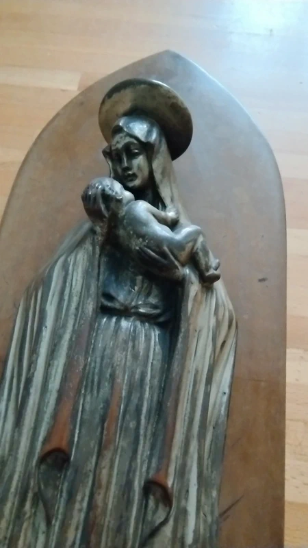madonna con bambino in ceramica argentata su lastra di legno da appendere madonna con bambino in ceramica argentata su lastra di legno da appendere