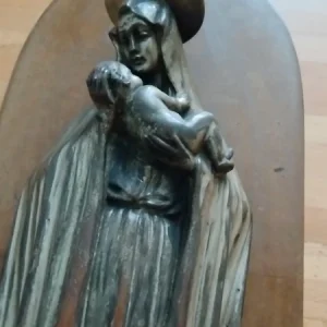 madonna con bambino in ceramica argentata su lastra di legno da appendere