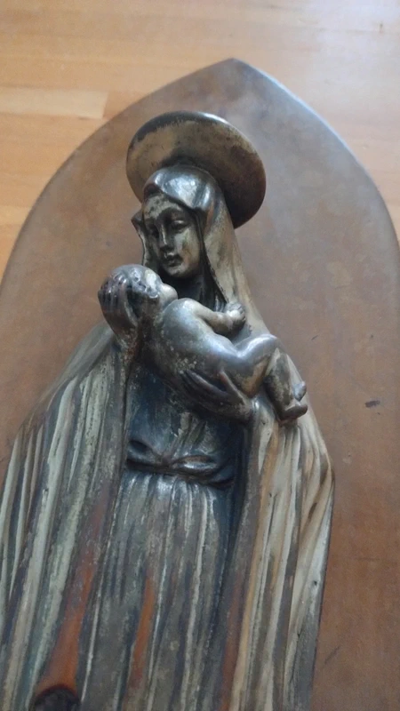 madonna con bambino in ceramica argentata su lastra di legno da appendere madonna con bambino in ceramica argentata su lastra di legno da appendere