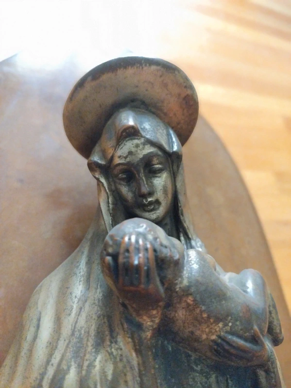 madonna con bambino in ceramica argentata su lastra di legno da appendere madonna con bambino in ceramica argentata su lastra di legno da appendere