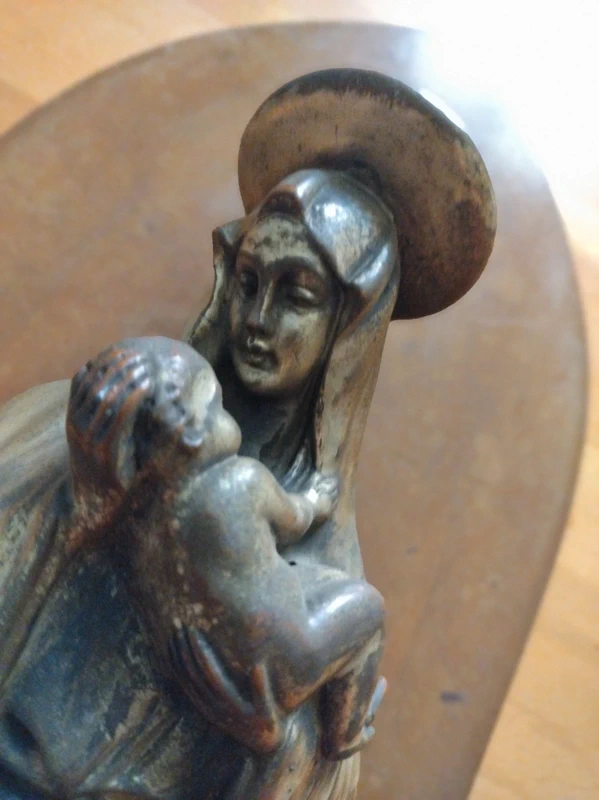 madonna con bambino in ceramica argentata su lastra di legno da appendere madonna con bambino in ceramica argentata su lastra di legno da appendere