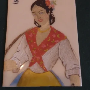dipinto a tempera su ceramica di donna in costume regionale