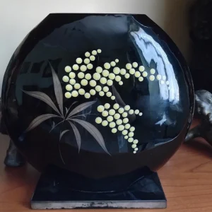 vaso in vetro nero decò con mimosa e farfalle argento