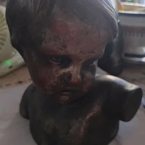 antico busto testa di bambino in terracotta e lamina argentata