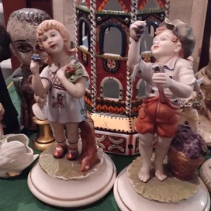 coppia bambini in vestiti d'epoca porcellana biscuit policroma