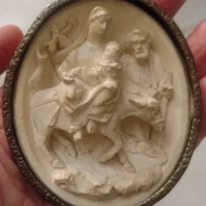 antico medaglione con scultura sacra in schiuma firmato bloch