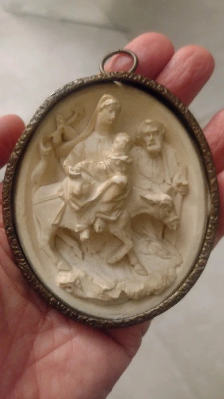antico medaglione con scultura sacra in schiuma firmato bloch antico medaglione con scultura sacra in schiuma firmato bloch