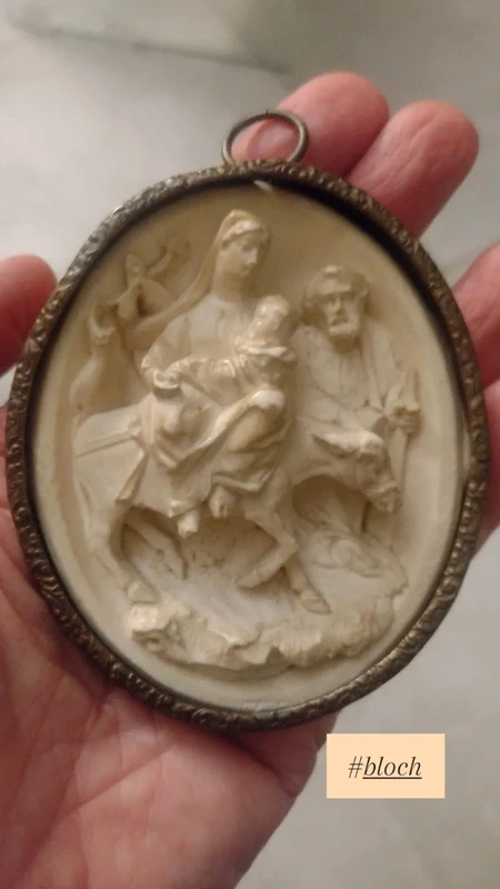 antico medaglione con scultura sacra in schiuma firmato bloch antico medaglione con scultura sacra in schiuma firmato bloch