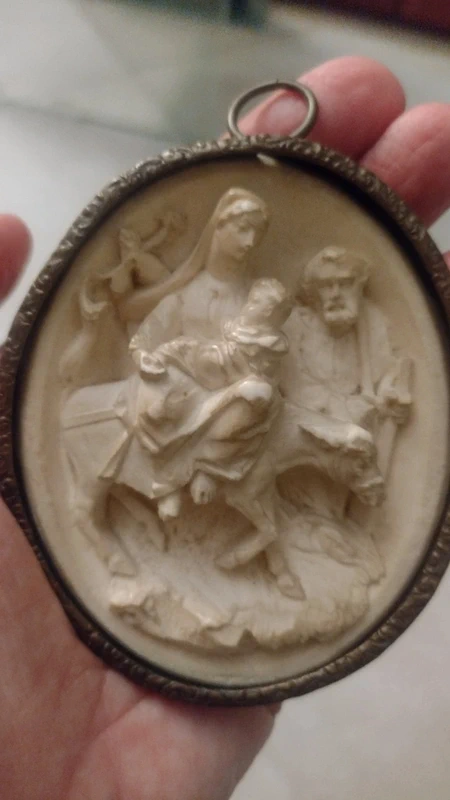 antico medaglione con scultura sacra in schiuma firmato bloch antico medaglione con scultura sacra in schiuma firmato bloch