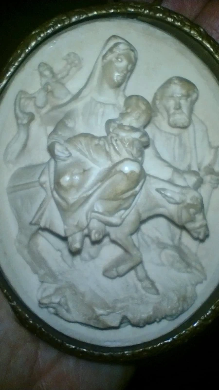 antico medaglione con scultura sacra in schiuma firmato bloch antico medaglione con scultura sacra in schiuma firmato bloch