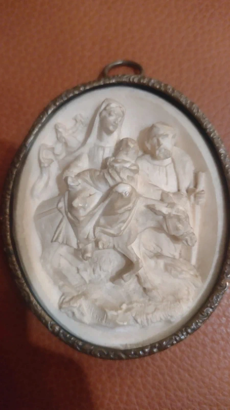 antico medaglione con scultura sacra in schiuma firmato bloch antico medaglione con scultura sacra in schiuma firmato bloch